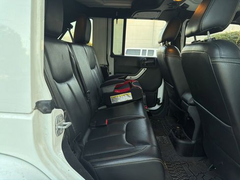 Used 2017 Jeep Wrangler Unlimited Rubicon image 9
