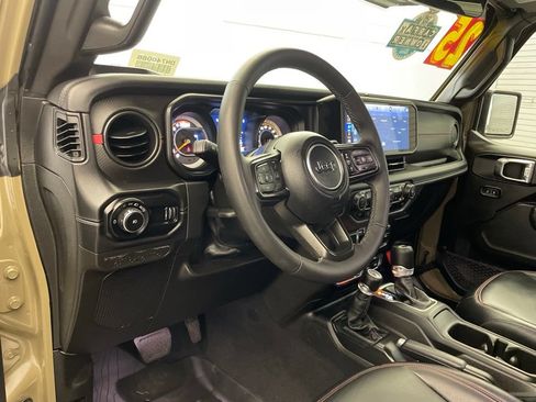 Certified 2025 Jeep Wrangler Unlimited Rubicon w/ Convenience Group AWD/4WD image 20