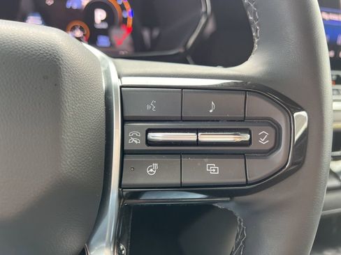 Used 2025 Chevrolet Colorado ZR2 w/ Technology Package AWD/4WD image 28
