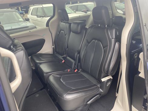 Used 2020 Chrysler Pacifica Touring-L FWD image 5