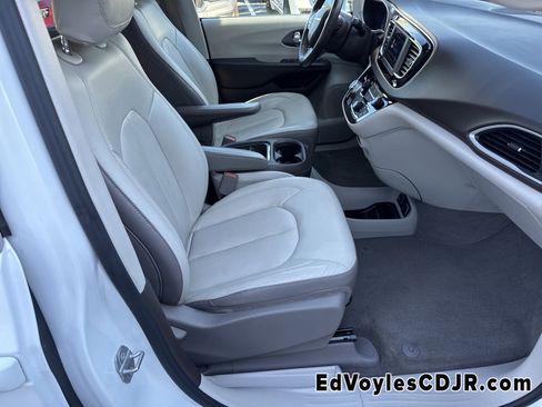 Used 2019 Chrysler Pacifica Touring-L image 17