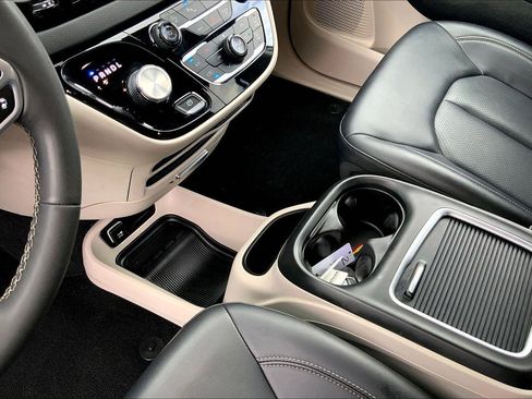 Certified 2024 Chrysler Pacifica Touring-L FWD image 17