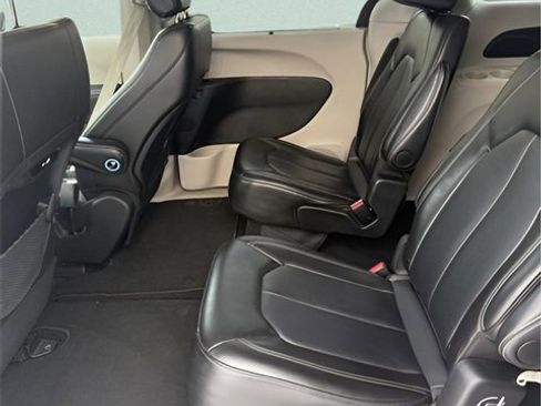 Used 2024 Chrysler Pacifica Touring-L image 21