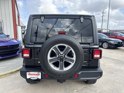 Used 2019 Jeep Wrangler Unlimited Sahara image 6