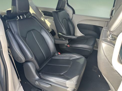 Used 2024 Chrysler Pacifica Select image 23