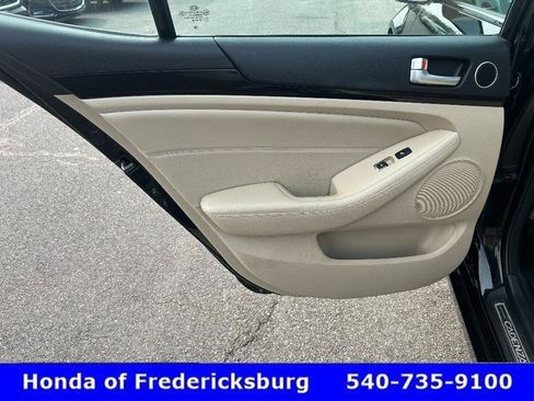 Used 2015 Kia Cadenza Premium w/ Technology Package FWD image 10