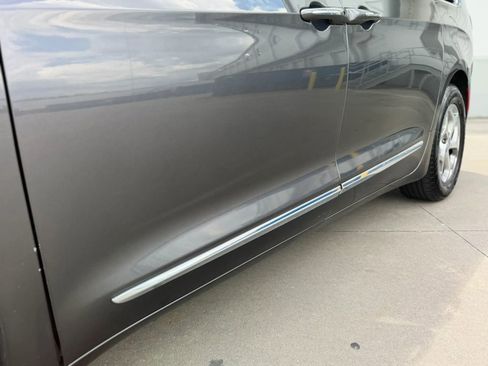 Used 2023 Chrysler Pacifica Limited FWD image 18