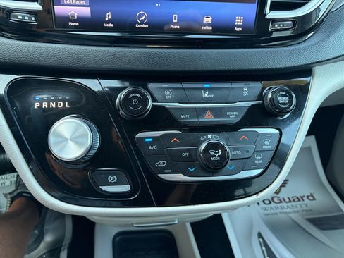 Used 2022 Chrysler Pacifica Touring-L FWD image 21