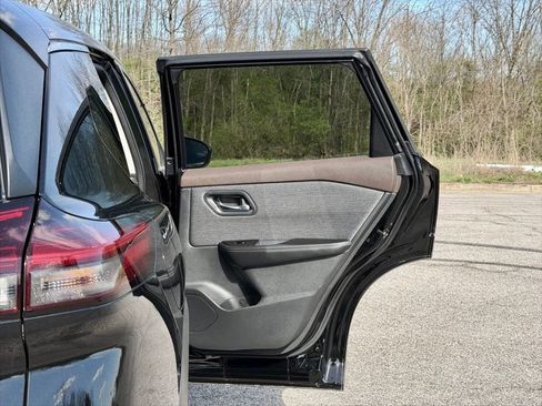 Used 2022 Nissan Rogue SV image 32