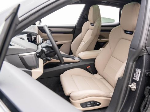 Certified 2025 Porsche Macan 4 Electric image 5