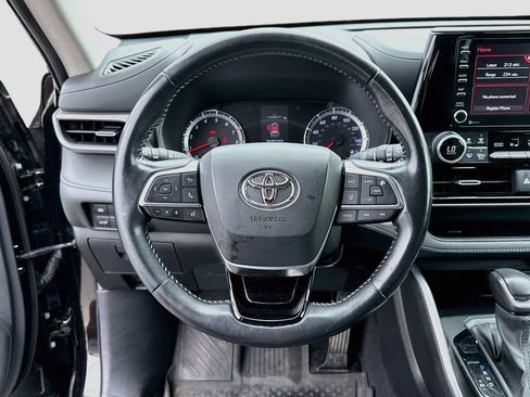 Used 2020 Toyota Highlander LE FWD image 14