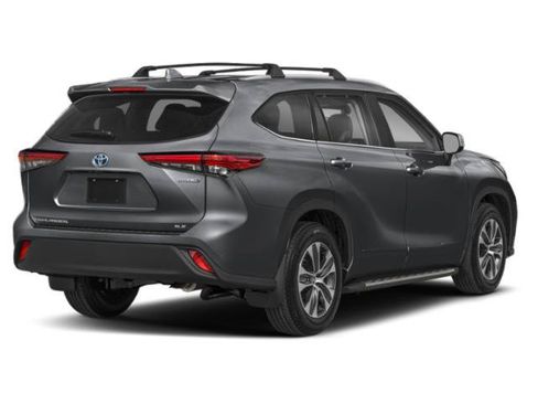 Used 2024 Toyota Highlander XLE AWD/4WD image 2