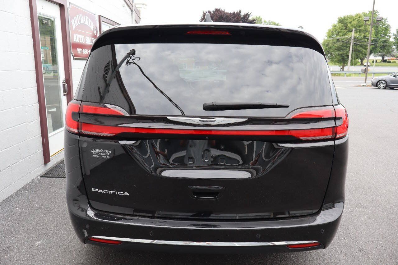 Used 2025 Chrysler Pacifica Select FWD image 3