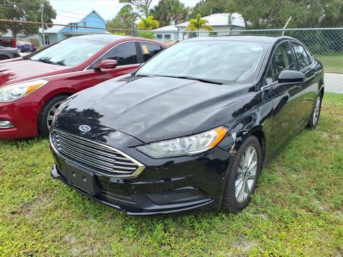 Used 2017 Ford Fusion SE image 3