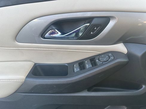 Used 2022 Chevrolet Traverse LS image 10