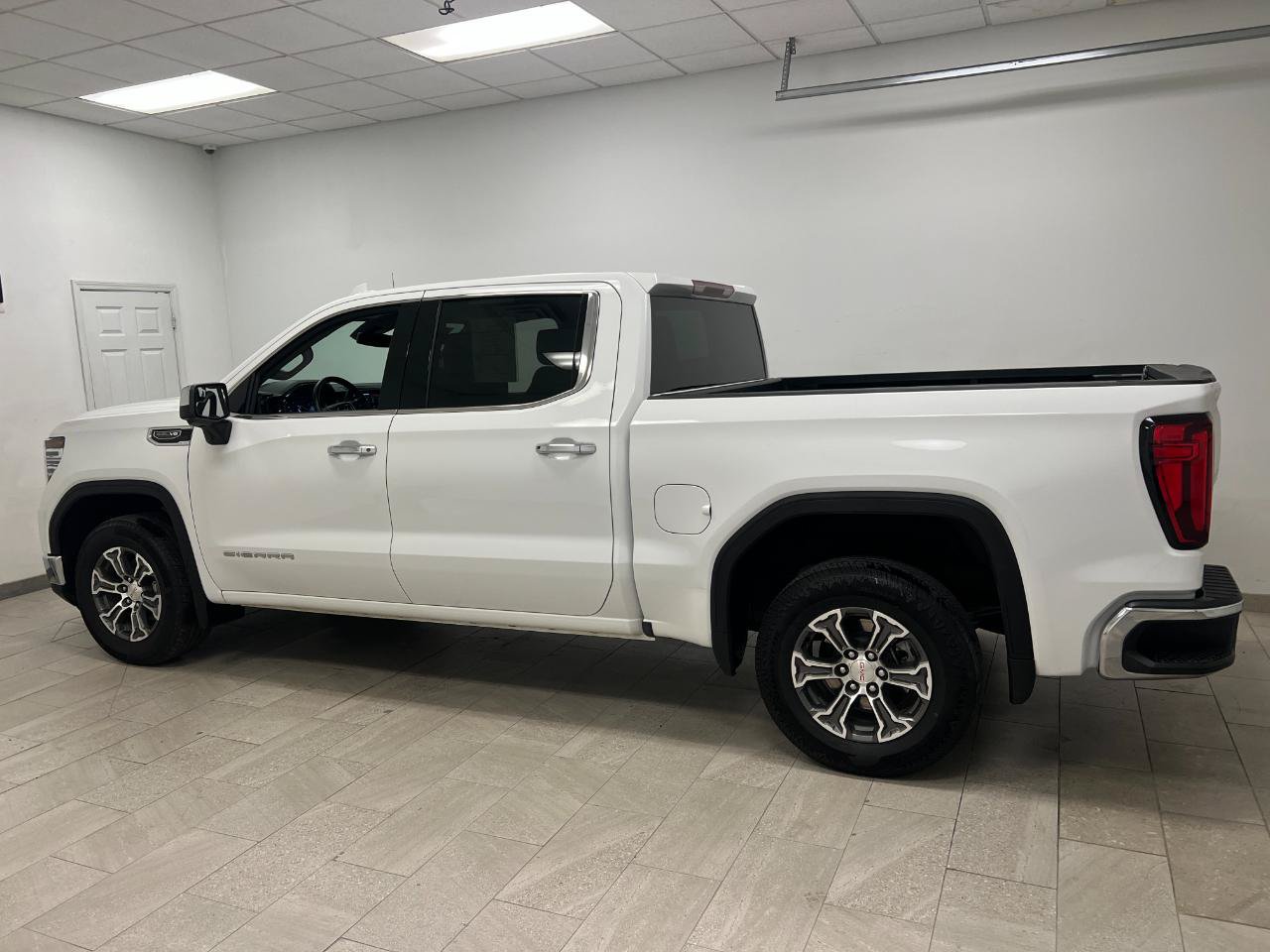 Used 2026 GMC Sierra 1500 SLT RWD image 14