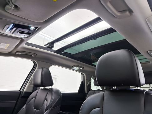 Used 2022 Kia Sorento S w/ Panoramic Sunroof Package AWD/4WD image 3
