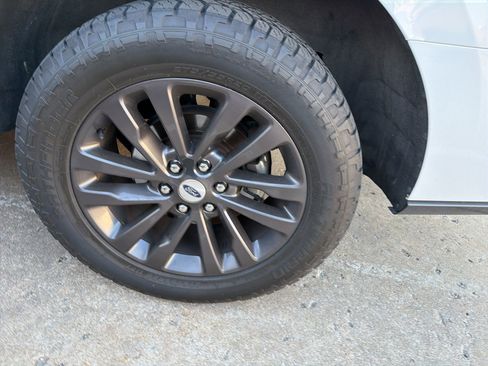 Used 2019 Ford Expedition Limited image 9