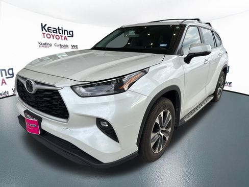 Used 2025 Toyota Highlander XLE image 3