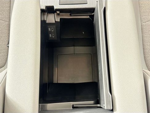 Used 2025 Toyota Sienna LE image 33