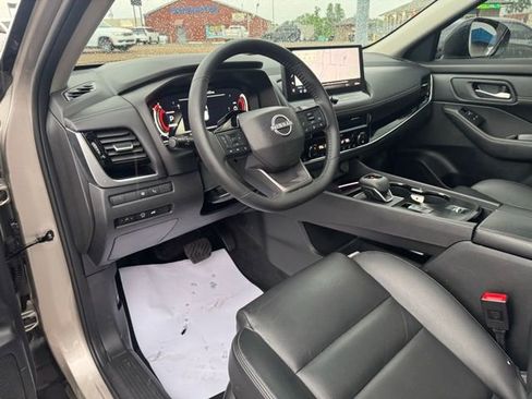 Used 2025 Nissan Rogue SL w/ Tech Package FWD image 19
