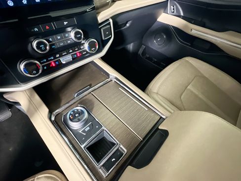 Used 2024 Ford Expedition Limited image 26