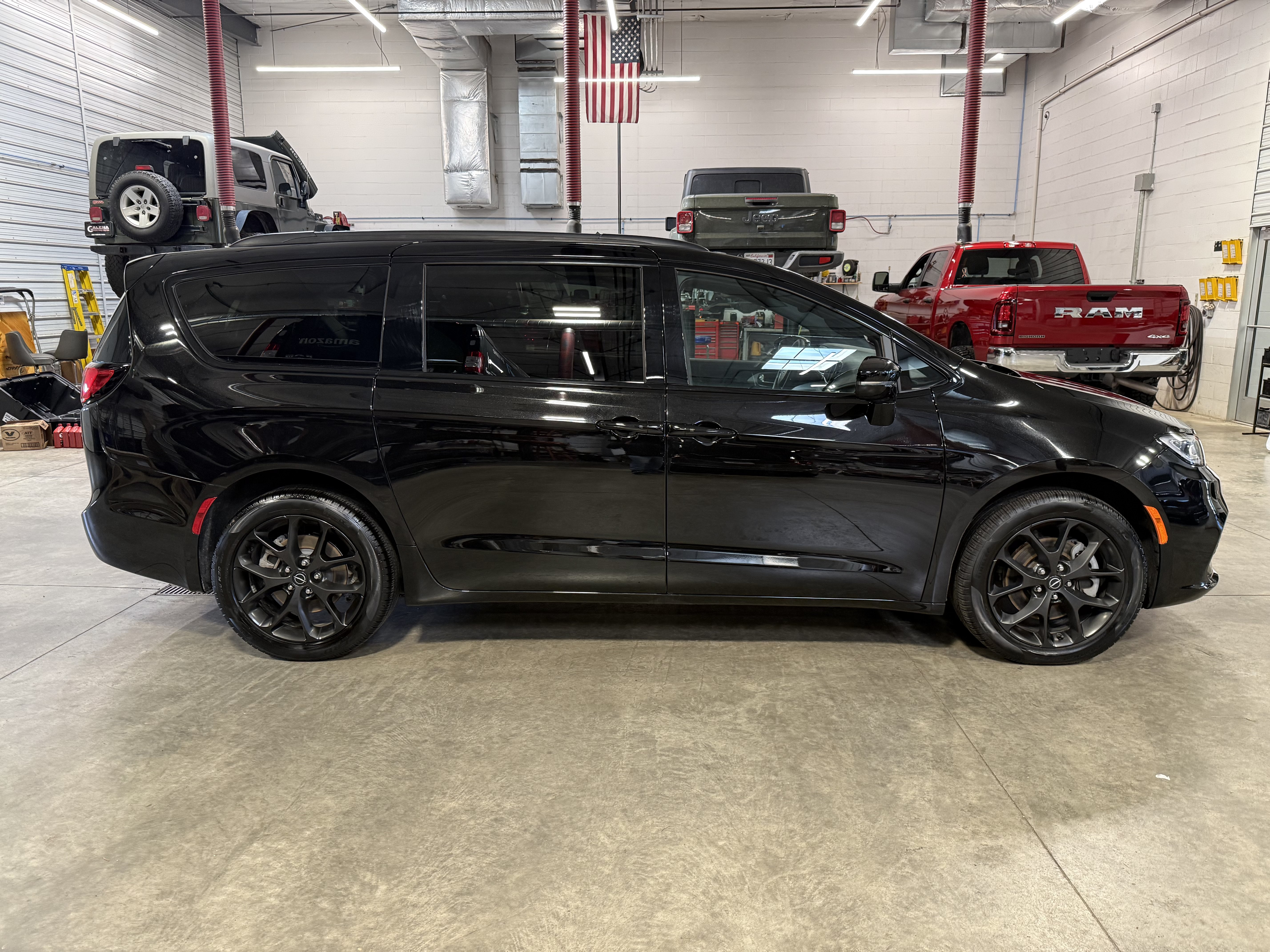 Certified 2025 Chrysler Pacifica Limited AWD/4WD image 3