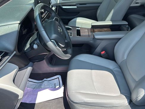 Used 2023 Toyota Sienna XLE FWD image 18