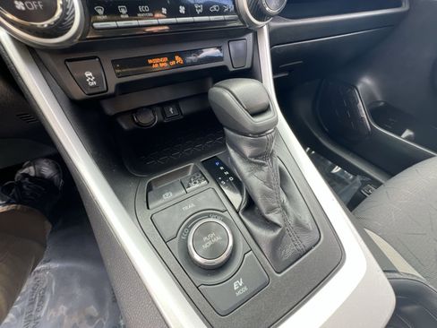 Used 2021 Toyota RAV4 XLE w/ Convenience Package image 21