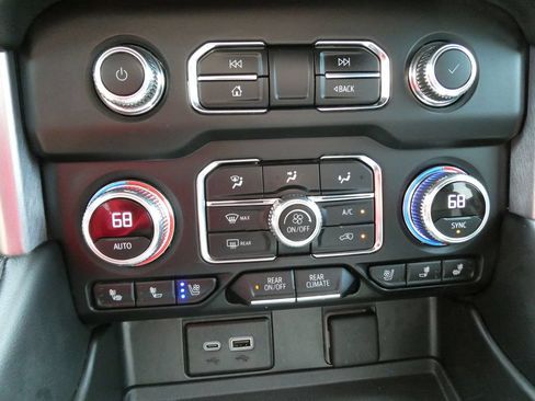 Used 2024 GMC Yukon SLT w/ SLT Luxury Package AWD/4WD image 31