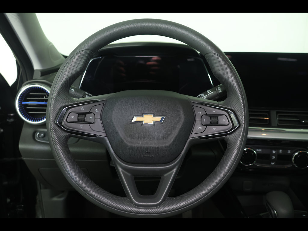 Used 2025 Chevrolet Trax LT FWD image 9