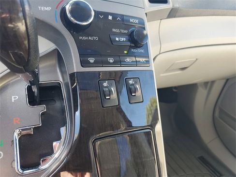 Used 2013 Toyota Venza XLE image 24
