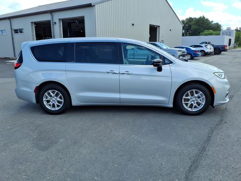 Used 2024 Chrysler Pacifica Touring-L FWD image 4