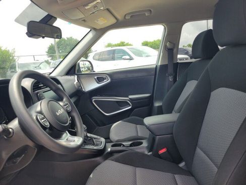 Used 2023 Kia Soul LX w/ LX Technology Package FWD image 9