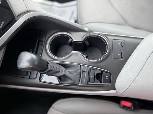 Used 2021 Toyota Camry XSE FWD image 18