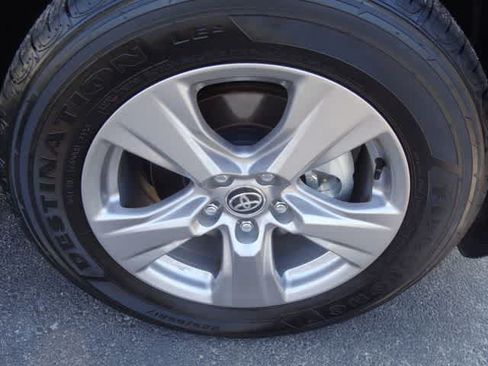 Used 2025 Toyota RAV4 XLE AWD/4WD image 21