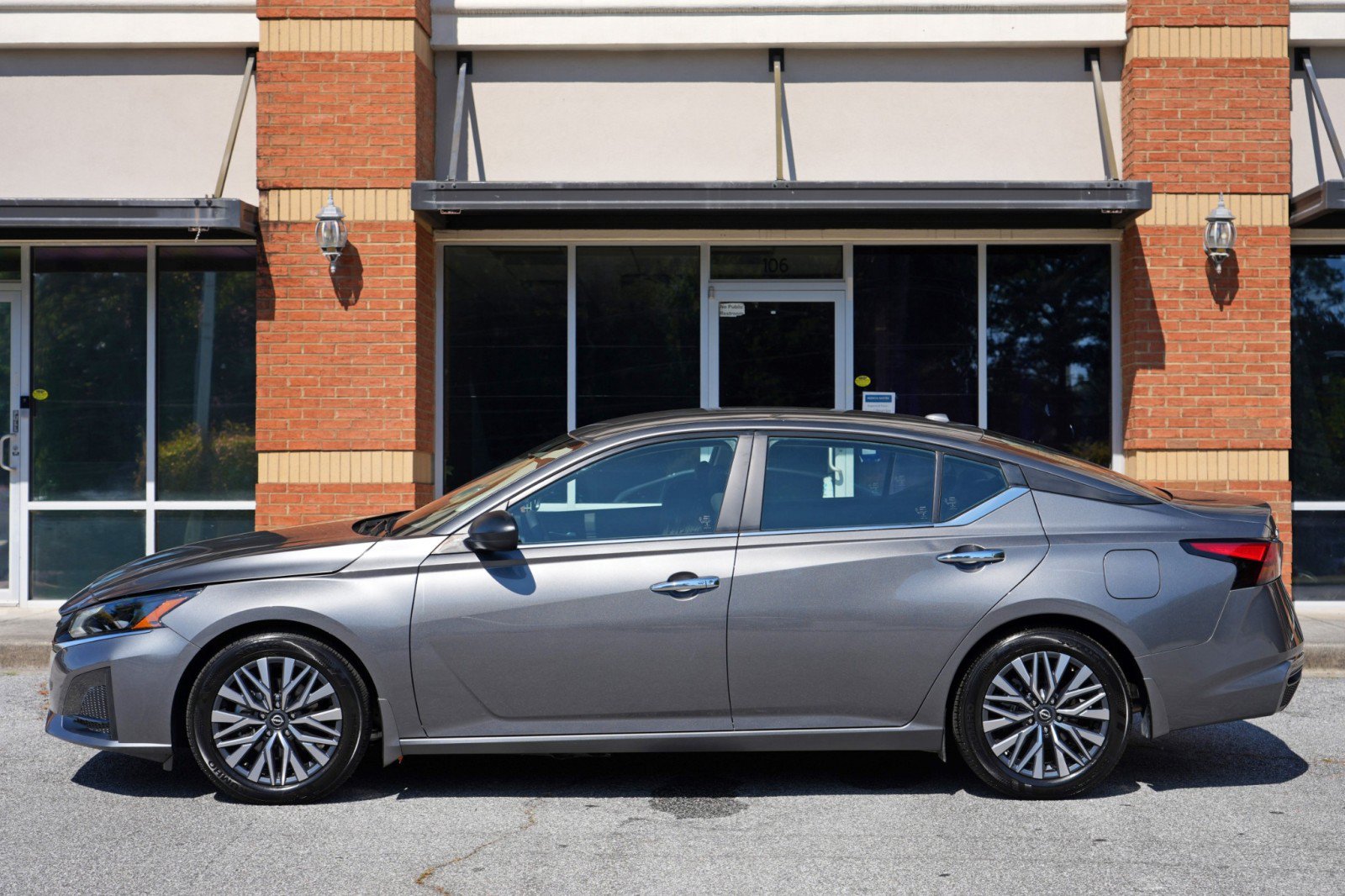 Used 2025 Nissan Altima 2.5 SV FWD image 42