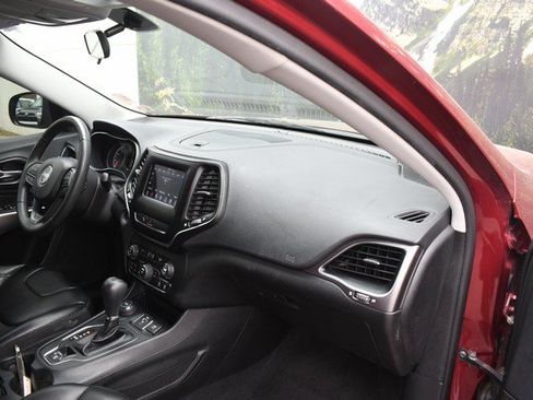 Used 2020 Jeep Cherokee Latitude Plus AWD/4WD image 24