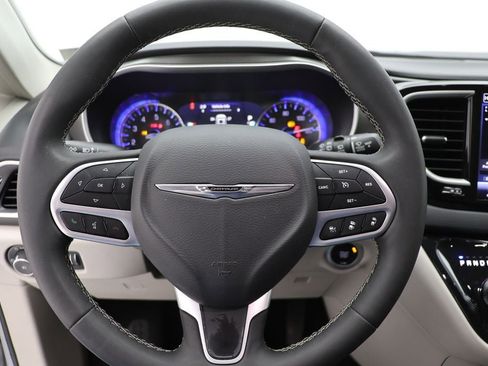 Used 2024 Chrysler Pacifica Touring-L image 15