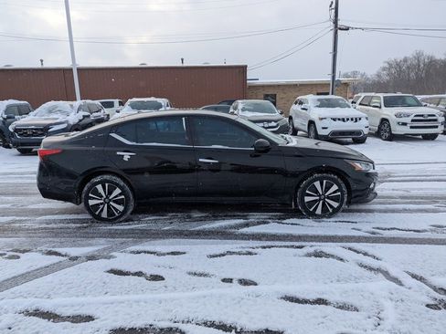 Used 2020 Nissan Altima 2.5 SV image 2