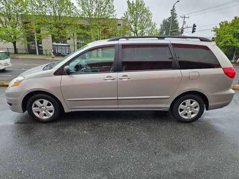 Used 2010 Toyota Sienna LE FWD image 2
