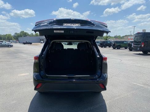 Used 2022 Toyota Highlander XLE FWD image 9