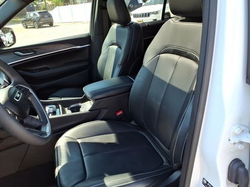 Used 2025 Jeep Grand Cherokee Limited w/ Luxury Tech Group II AWD/4WD image 19