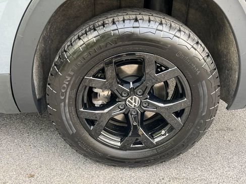 Used 2024 Volkswagen Atlas Peak Edition SE AWD/4WD image 17