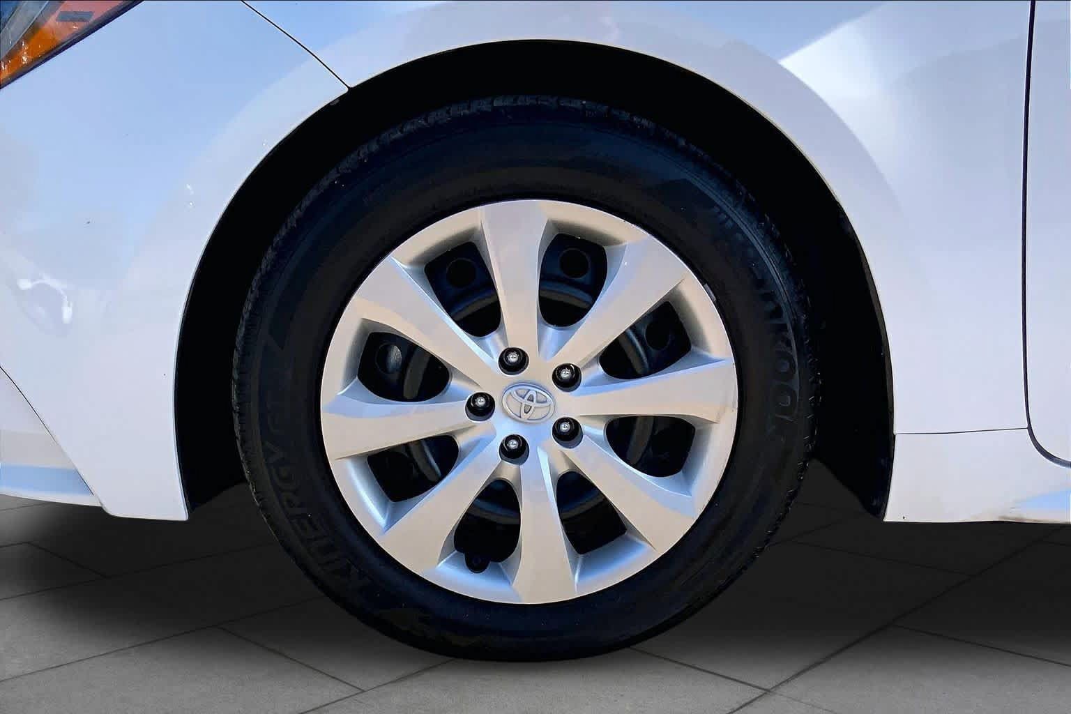 Used 2025 Toyota Corolla LE FWD image 11