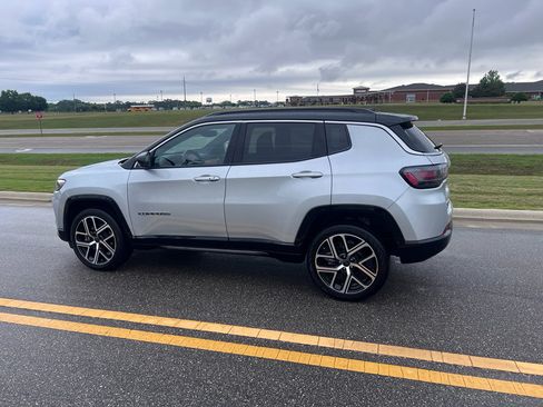 Certified 2025 Jeep Compass Limited w/ Elite Group AWD/4WD image 7