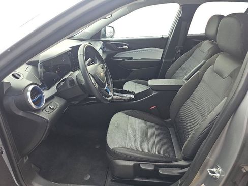 Used 2025 Chevrolet Trax LT w/ LT Convenience Package FWD image 13
