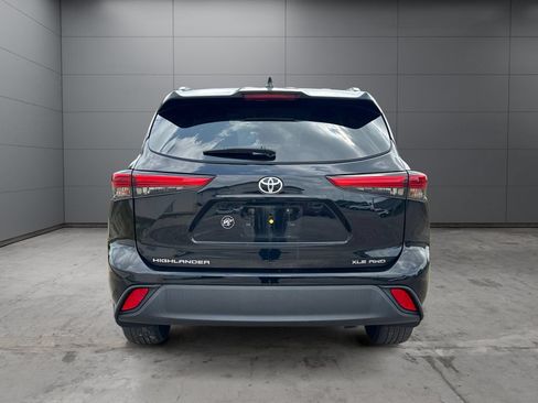 Used 2023 Toyota Highlander XLE AWD/4WD image 4