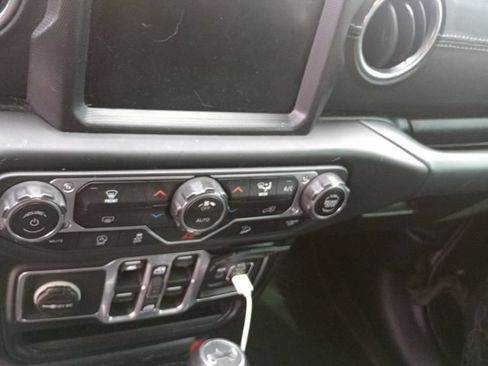 Used 2018 Jeep Wrangler Unlimited Sahara AWD/4WD image 13