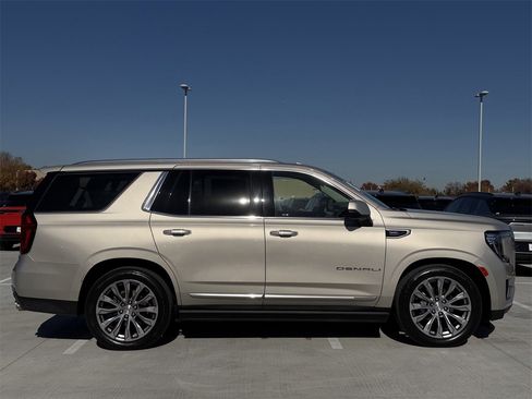 Used 2021 GMC Yukon Denali w/ Denali Ultimate Package image 3